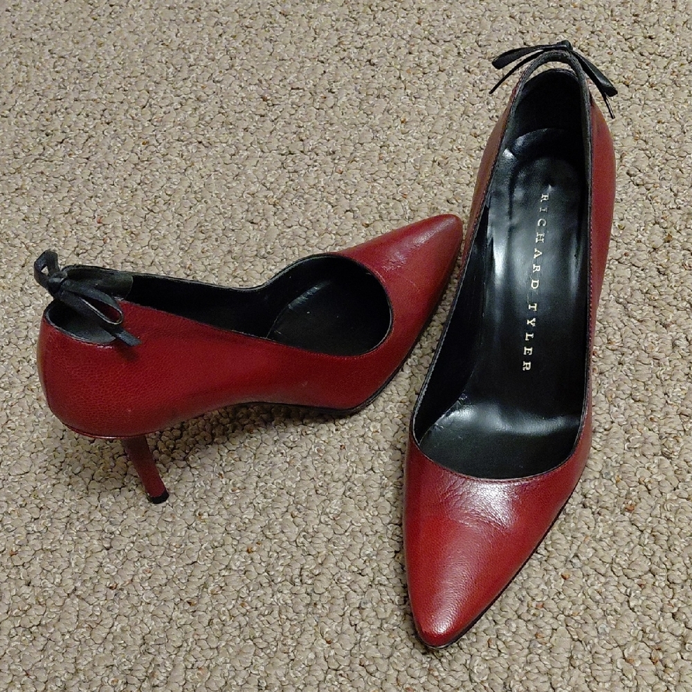 RICHARD TYLER Red Leather Heels w/Bow Accent Size 5.5
